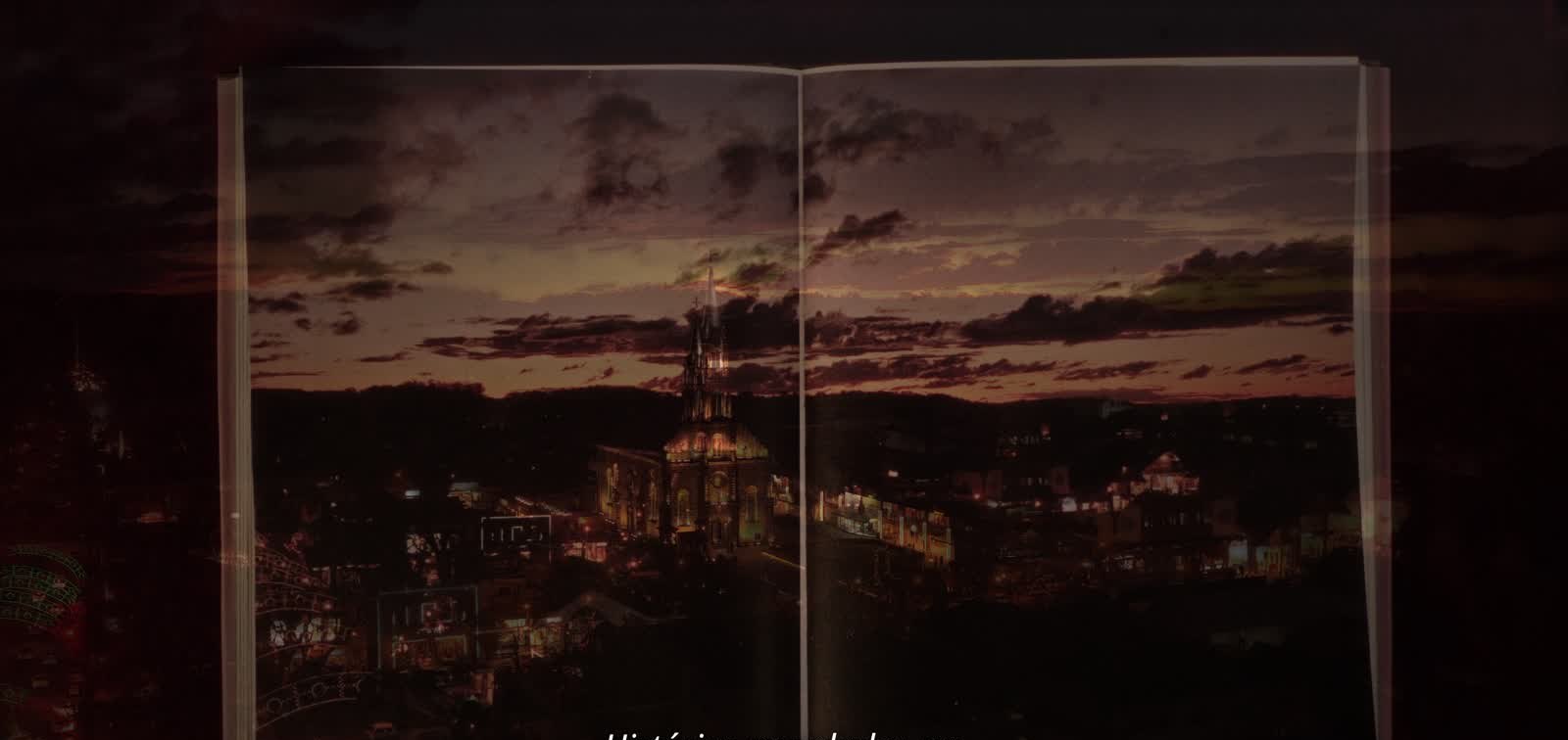 Livro aberto revelando a paisagem de Gramado ao entardecer