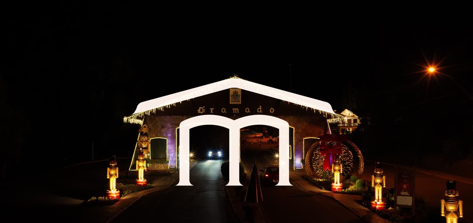 Pórtico de Gramado iluminado à noite